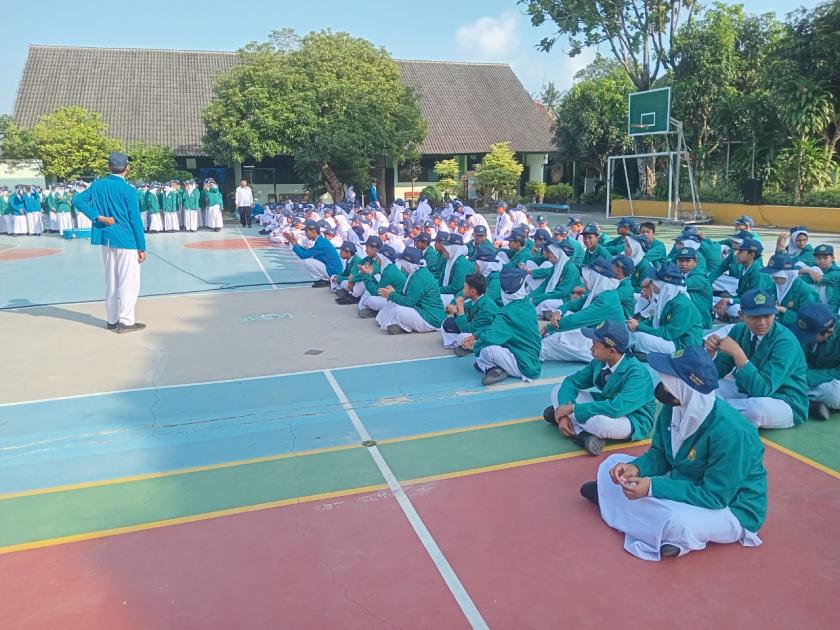 Tegas! Kesiswaan MTsN 3 Sleman Disiplinkan Atribut Murid