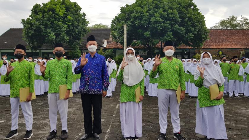 Peringati Hari Pendidikan Nasional,  MTsN 3 Sleman Bagikan Hadiah Kejuaraan