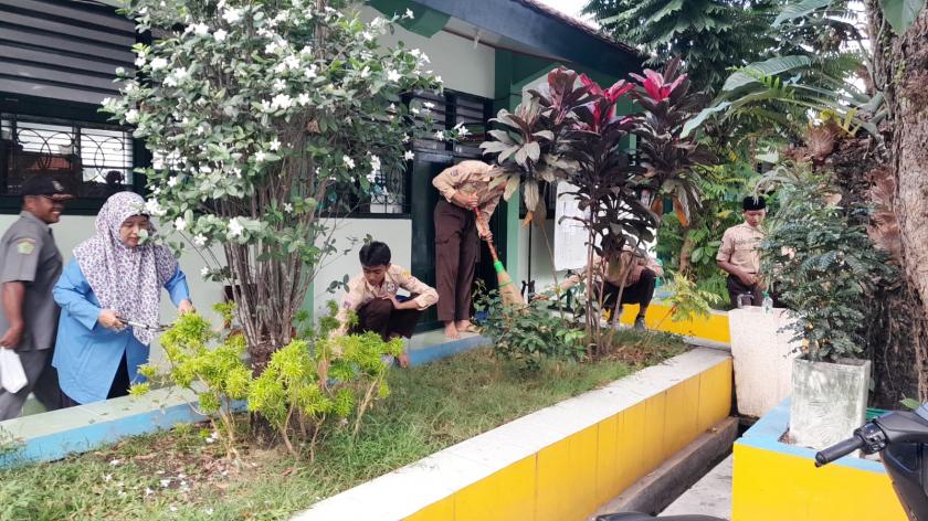 Kerja Bakti Menjelang ASTS di Madrasah Meningkatkan Kebersihan dan Kekompakan Siswa