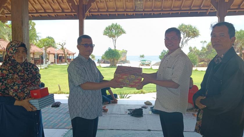 MTsN 3 Sleman Adakan Perpisahan dengan Bendahara Terbaik Satker DIY