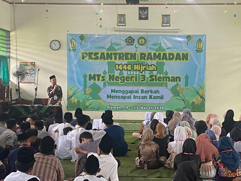 Belajar Tayamum, Peserta Pesantren Ramadan MTs Negeri 3 Sleman Ikuti Kajian Kitab Mabadiul Fiqhiyah