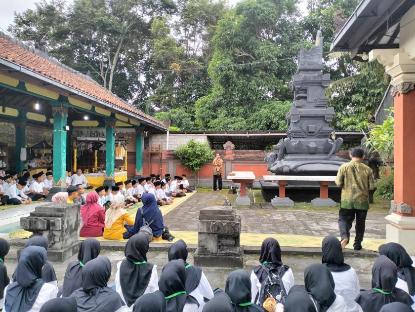 Tanamkan Nilai Toleransi Sejak Dini, Outing Class Matsama MTs Negeri 3 Sleman Kunjungi Pura Widya Dharma