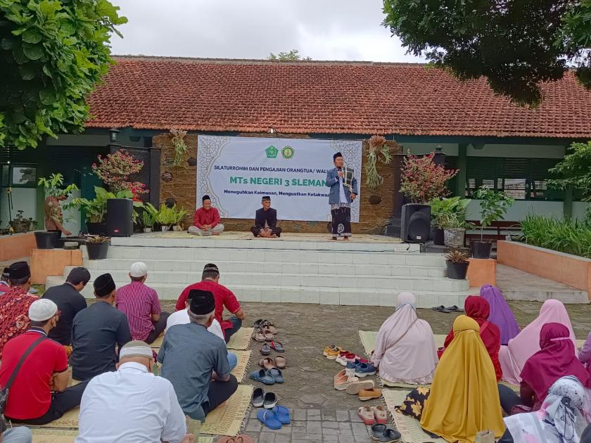 Pengajian MTsN 3 Sleman, Ajak Orang Tua Tunaikan Kewajiban