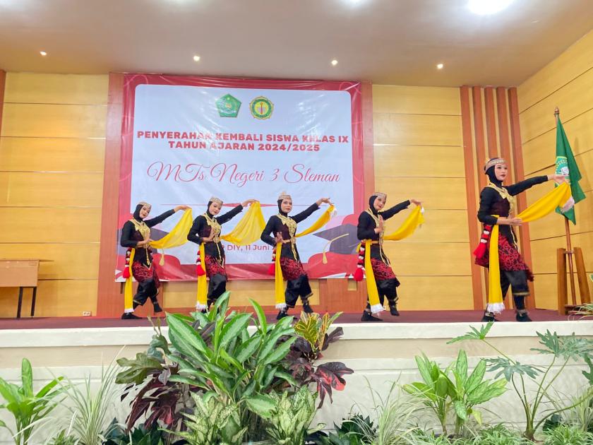 Persembahkan Tari Incling Jangget, Tim Tari MTs Negeri 3 Sleman Tampil Memikat