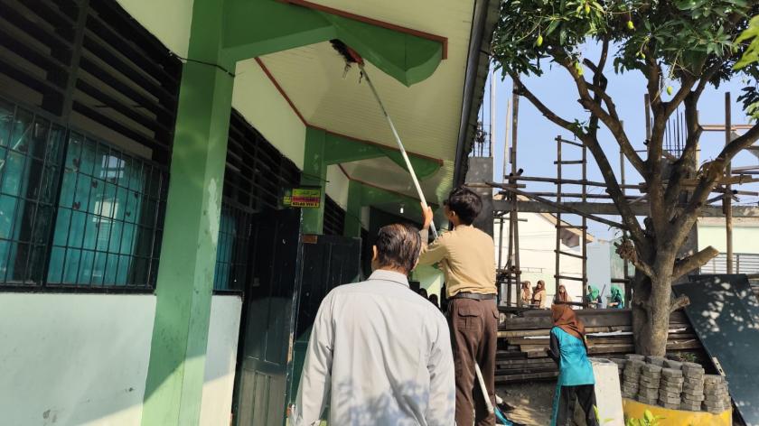Jumat Bersih, Warga MTsN 3 Sleman Bergotong Royong Wujudkan Madrasah Peduli Lingkungan