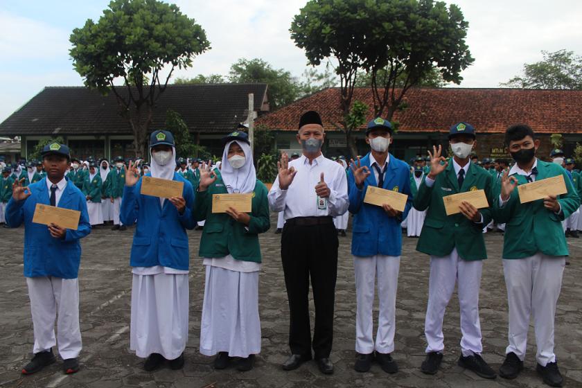 Delapan Siswa Berprestasi Terima Penghargaan dari Kepala MTs Negeri 3 Sleman