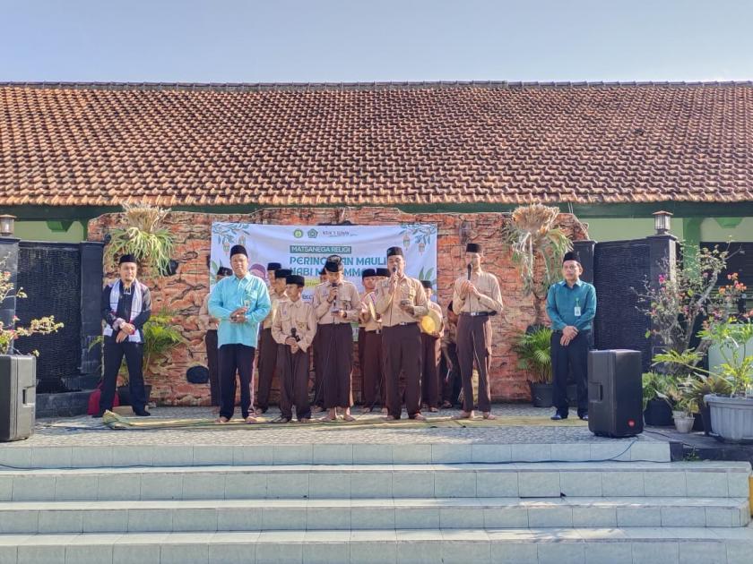 Semarak Hadroh Iringi Perayaan Maulid Nabi di MTs N 3 Sleman
