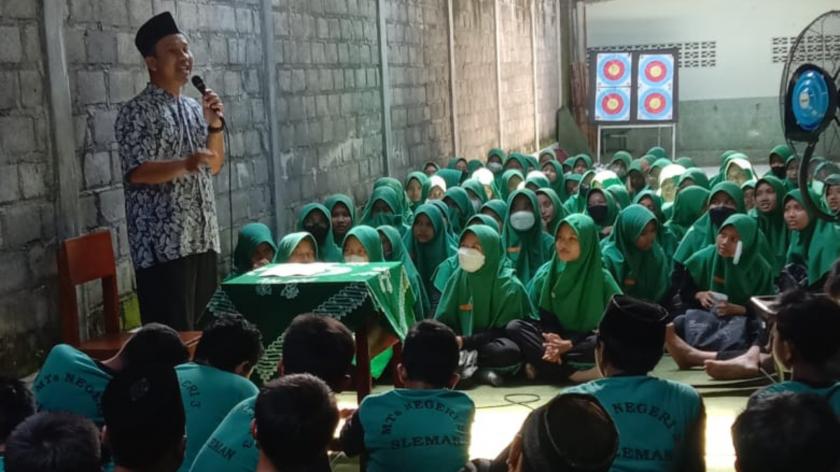 Siswa Kelas 9 MTs Negeri 3 Sleman Ikuti Jalan Sehat dan Pembekalan Pra-Ramadan