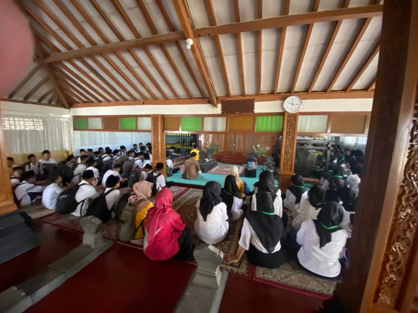 Outing Class Matsama MTs Negeri 3 Sleman: Ziarah dan Edukasi di Masjid Pathok Negoro Mlangi