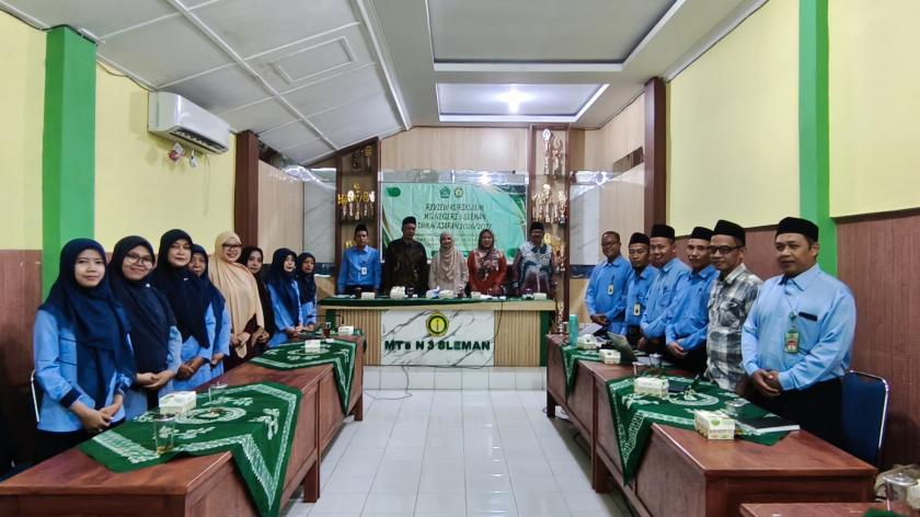 Menuju Generasi Unggul Digital, MTsN 3 Sleman Sukses Gelar Review Kurikulum Berkarakter