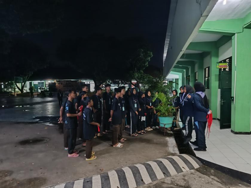 Tingkatkan Keberanian, Peserta LDK MP MTs Negeri 3 Sleman Ikuti Jelajah Malam