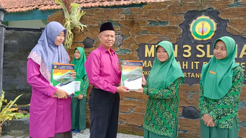 Pembagian Reward Siswa Berprestasi MTsN 3 Sleman