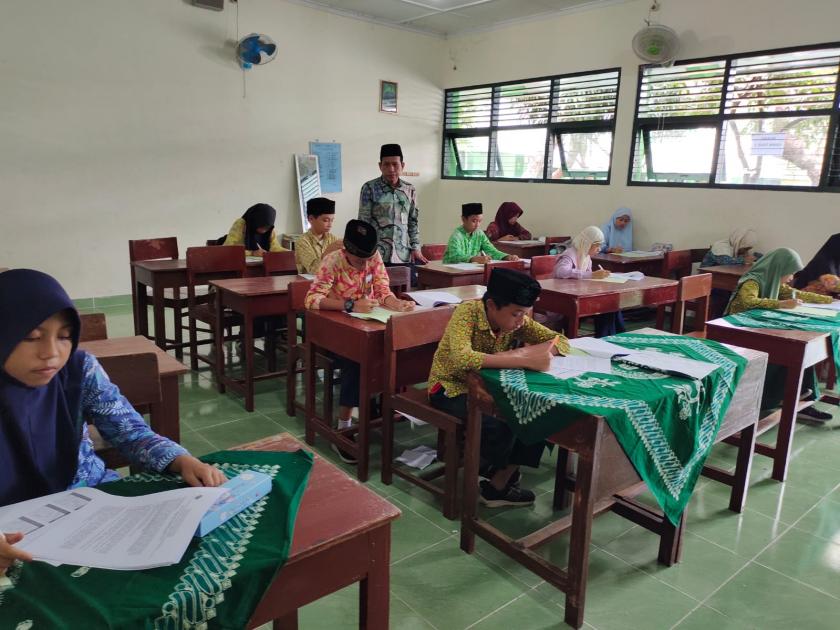 Kepala MTs Negeri 3 Sleman Pantau Langsung Tes PPDB Jalur Prestasi