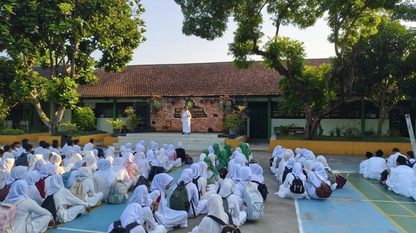 Siswa Kelas 8 MTs Negeri 3 Sleman Menerima Pengarahan Sebelum Berangkat Manasik Haji
