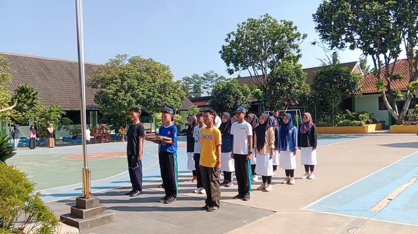 Tim Pengibar Bendera MTs Negeri 3 Sleman Gelar Latihan Menyambut HUT ke-80 RI