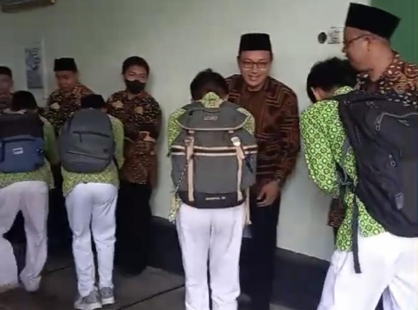 Jelang Ramadan 1446 H, Segenap Keluarga besar MTsN 3 Sleman Lakukan Salam-salaman