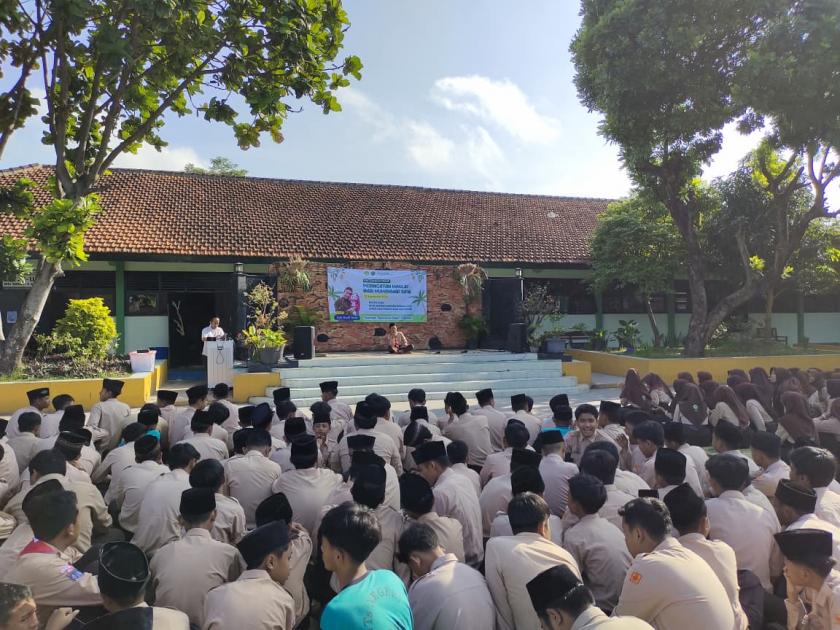 Suara Emas Ahmad Fakhri Ismail Hiasi Acara Peringatan Maulid Nabi MTs Negeri 3 Sleman