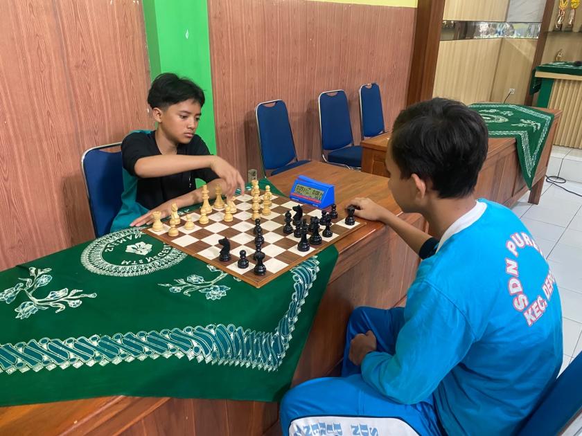 Zhendy Afriansyah Herfesa Bawa MTsN 3 Sleman Menang Telak di Sparing Cabor Catur PKM