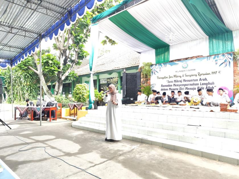 Valerie Tampil Anggun Penuh Penghayatan Sambut Ramadan