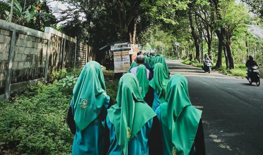 MTsN 3 Sleman Gelar Jalan sehat Peringati Haornas 2025