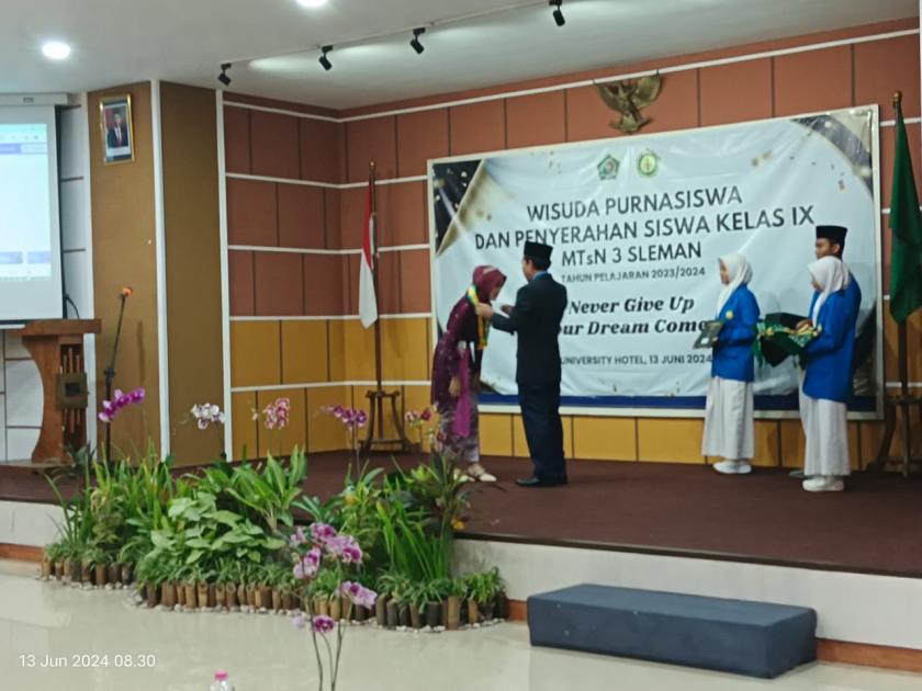 Usung tema “Never Give Up Till Your Dream Comes True”, MTsN 3 Sleman Gelar Wisuda Purnasiswa 2024