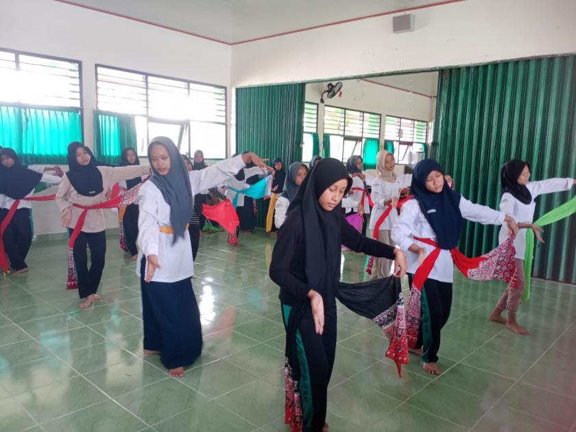 Peragakan Tarian Incling Jangget, Peserta Ekstrakurikuler MTs Negeri 3 Sleman Hingar Bingar