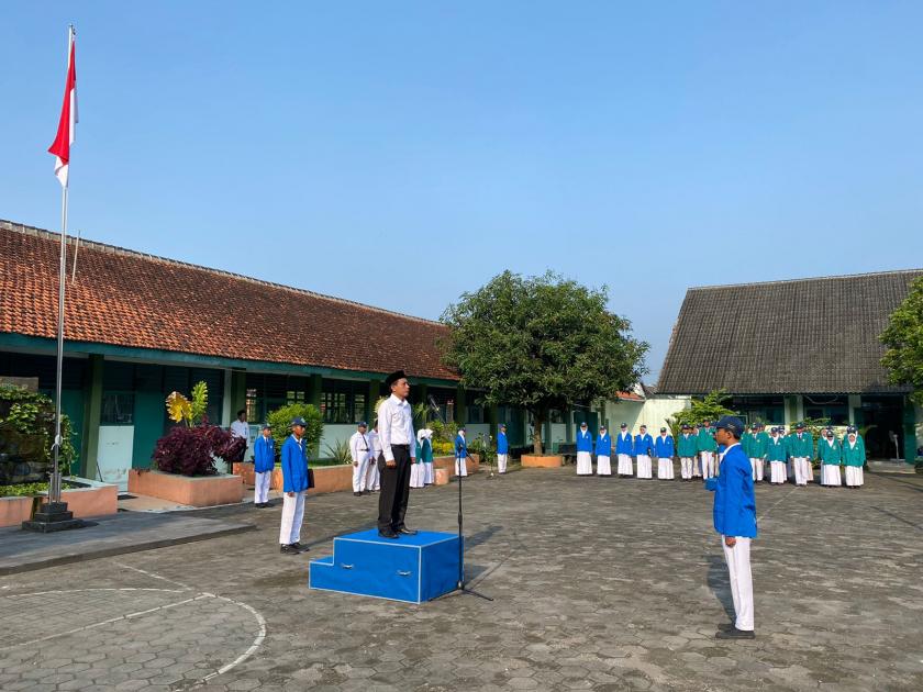 MTsN 3 Sleman Gelar Upacara Bendera Perdana dengan Kepala Madrasah Baru