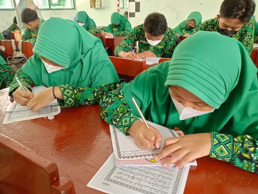 Sambut HSN, MTs Negeri 3 Adakan Dzikir Bersama dan Menulis Ayat Al-Qur’an Masal