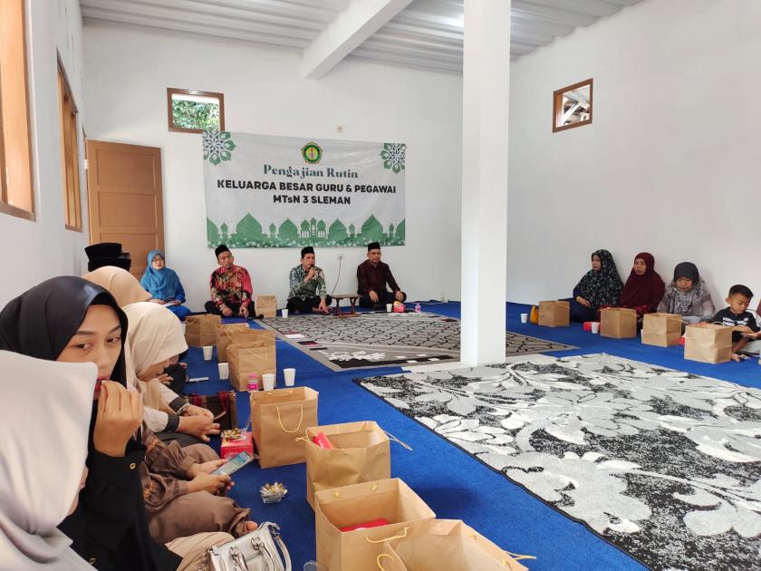 Tingkatkan Iman, Tak Bosan Keluarga Besar MTs Negeri 3 Sleman Rutin Pengajian