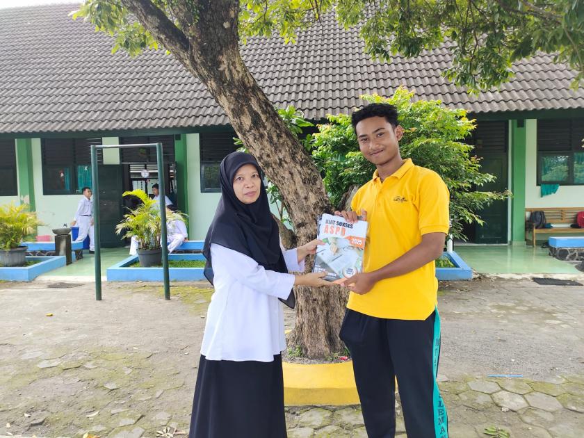 MTs Negeri 3 Sleman Bagikan Buku ASPD