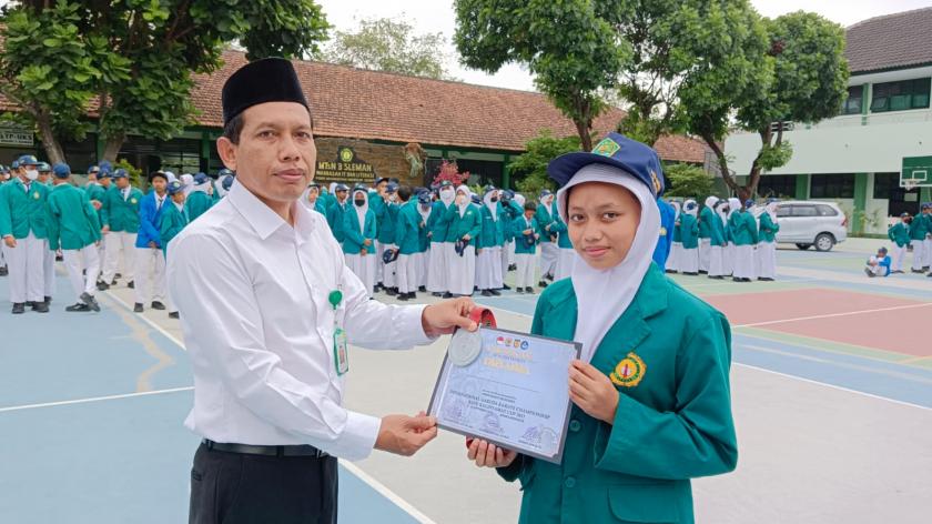 Kibarkan Kemenangan, MTsN 3 Sleman Sabet Juara 2 Cabang Karate