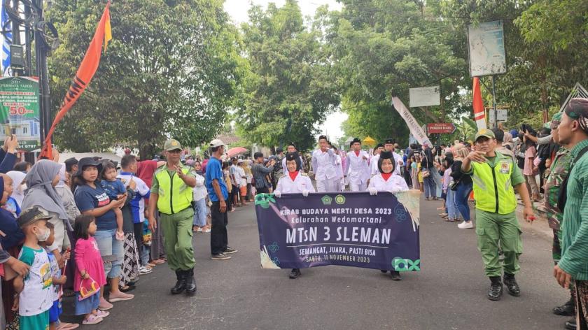 Jaga Tradisi Leluhur, MTsN 3 Sleman Ikuti Kirab Budaya
