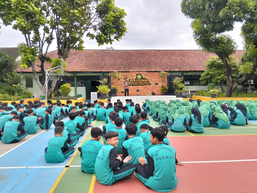 Siswa MTs N 3 Sleman Semangat Masuk Madrasah di Hari Pertama Semester Genap