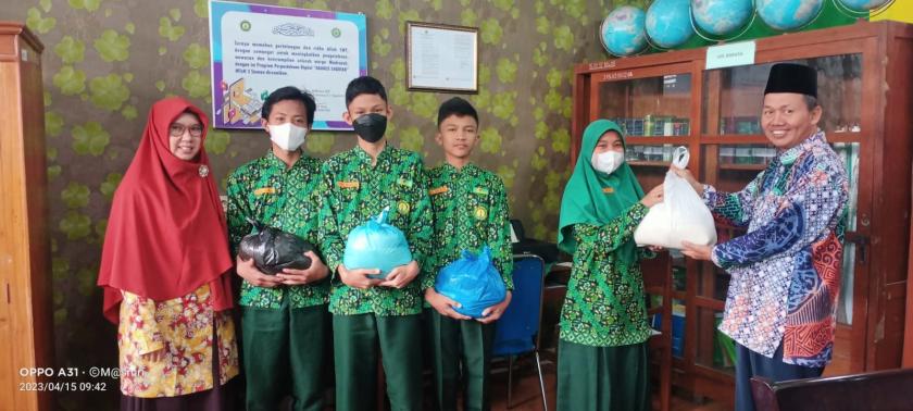 Asah Empati, MTsn 3 Sleman Tasarufkan Zakat Fitrah