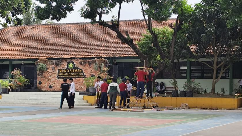 Mantapkan Persiapan Perkamuda, Pramuka MTsN 3 Sleman Gelar Latihan Pionering