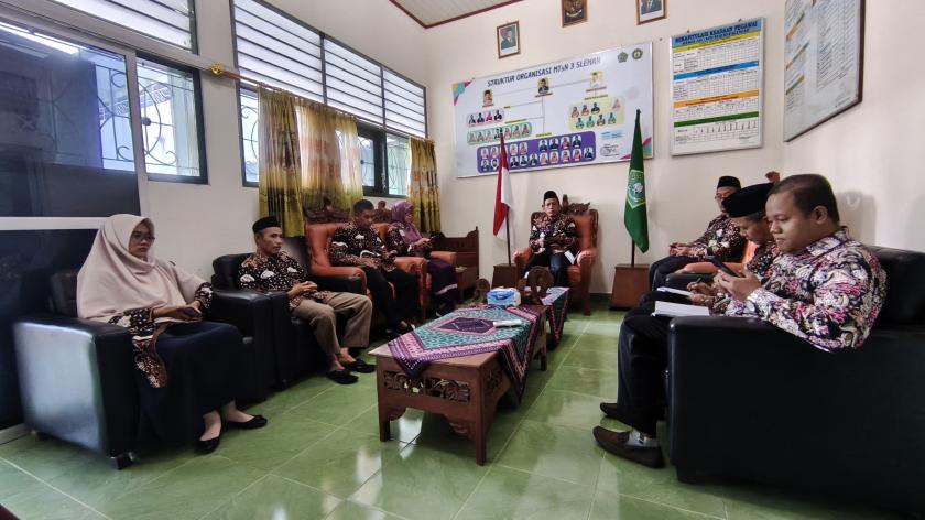 Matangkan Persiapan Kemah MTs N 3 Sleman, Para Koordinator Seksi Lakukan Koordinasi
