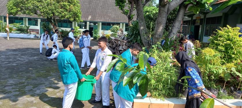 Awali Kegiatan  Pasca Libur Idul Fitri, MTsN 3 Sleman Gelar Kerja Bakti