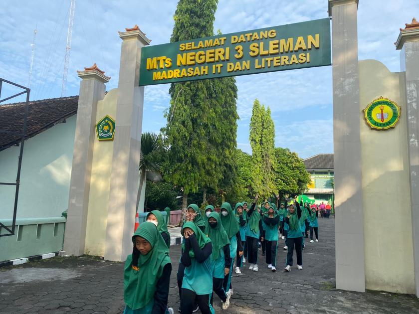 Wujudkan Men Sana In Corpore Sano, MTsN 3 Sleman adakan Jalan Sehat