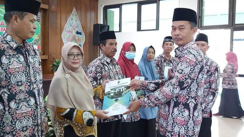 Penyerahan SK Pensiun Kepala Tata Usaha MTsN 3 Sleman