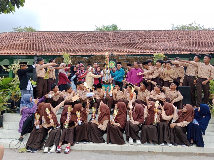 Tuai Berbagai Kejuaraan, MTs Negeri 3 Sleman Bertabur Piala