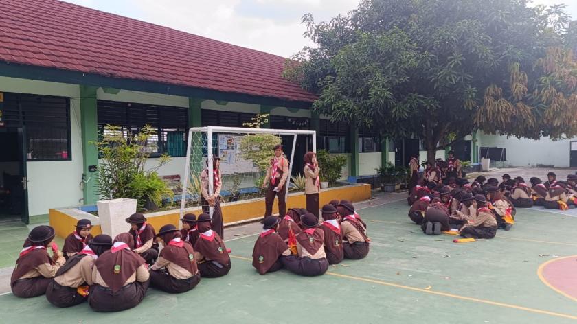 Siapkan Kemah, Siswa Putri Kelas VII MTs Negeri 3 Sleman Latihan Sandi Morse