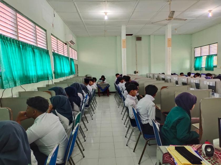 Hari Kedua TKA Berjalan Lancar, Siswa Penuh Fokus dan Serius Mengerjakan Soal