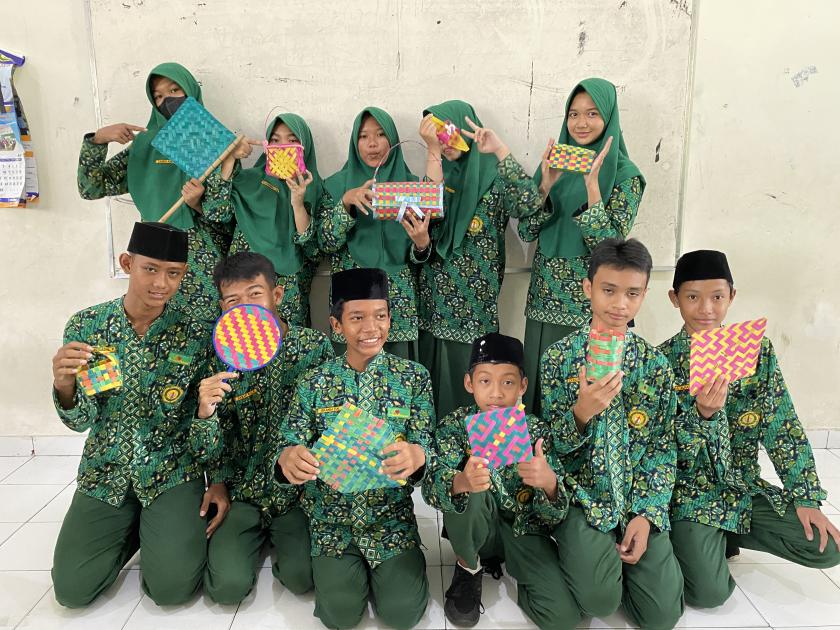 Lestarikan Kearifan Lokal, Siswa MTs N 3 Sleman Buat Kerajinan Tangan dari Anyaman Bambu