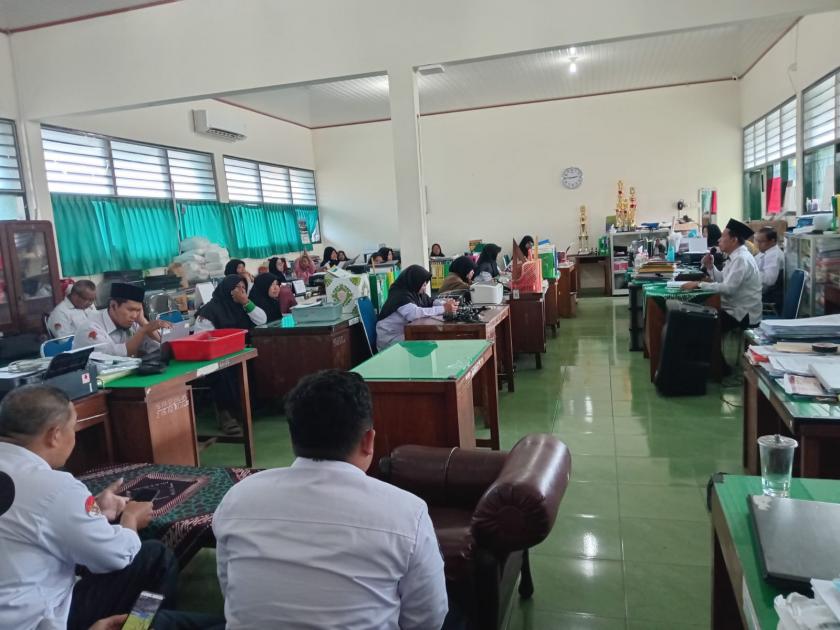 Mantapkan Agenda Madrasah, Seluruh Guru dan Pegawai MTsN 3 Sleman Ikuti Briefing Pagi