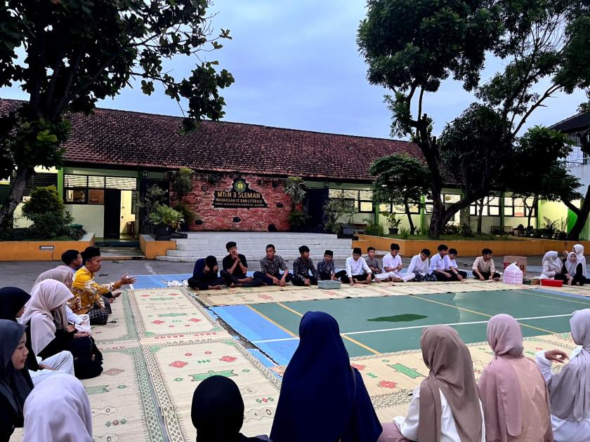 Mengikat Ukhuwah, Organisasi Siswa MTsN 3 Sleman Hangatkan Ramadan Lewat Buka Bersama