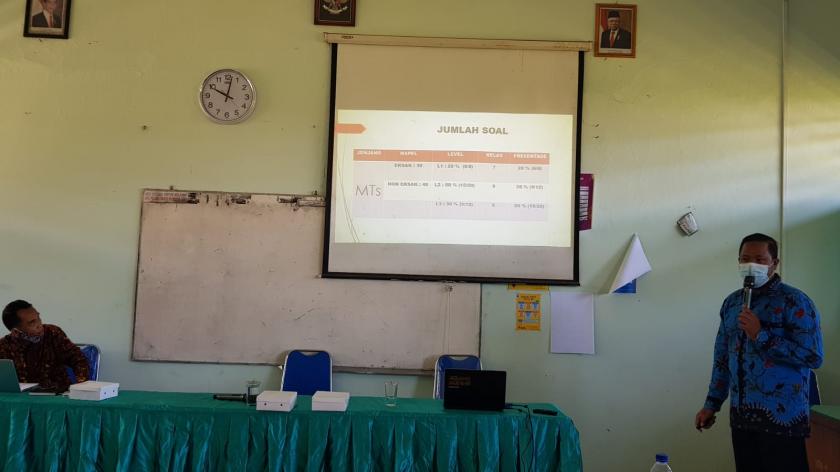 Persiapkan UMAD, MTsN 3 Sleman Adakan Workshop Penulisan Soal