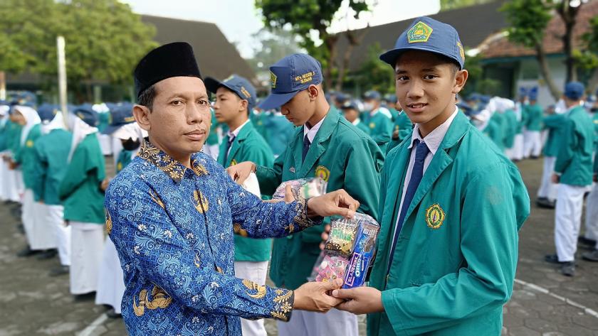 Sambut Siswa Usai Libur Lebaran, MTsN 3 Sleman Bagikan Hadiah Maration