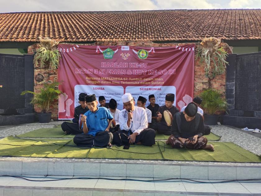 Penampilan Tim Hadroh MTsN 3 Sleman Iringi Pembukaan Acara Puncak HARLAH MTsN 3 Sleman ke-57 dan HUT RI ke-80
