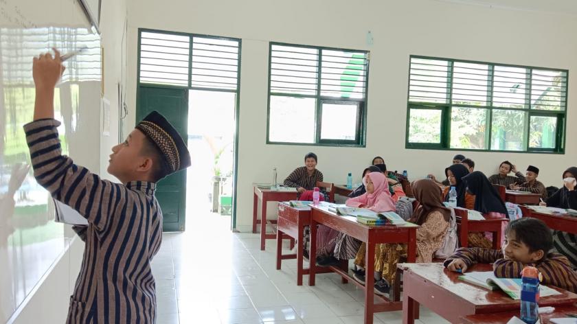 Mangayubagyo Hari Keistimewaan Yogyakarta, Nuansa Adat Jawa Warnai MTsN 3 Sleman