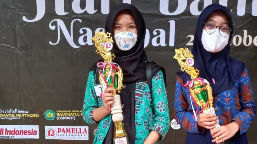 Dua Siswi MTsN 3 Sleman Sabet 2 Piala Kejuaraan Membatik